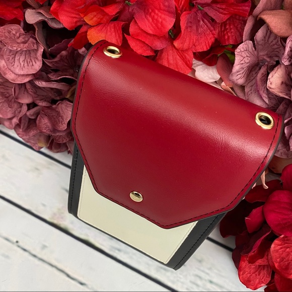 Multifunctional Vegan Leather Crossbody Purse - Picture 4 of 16